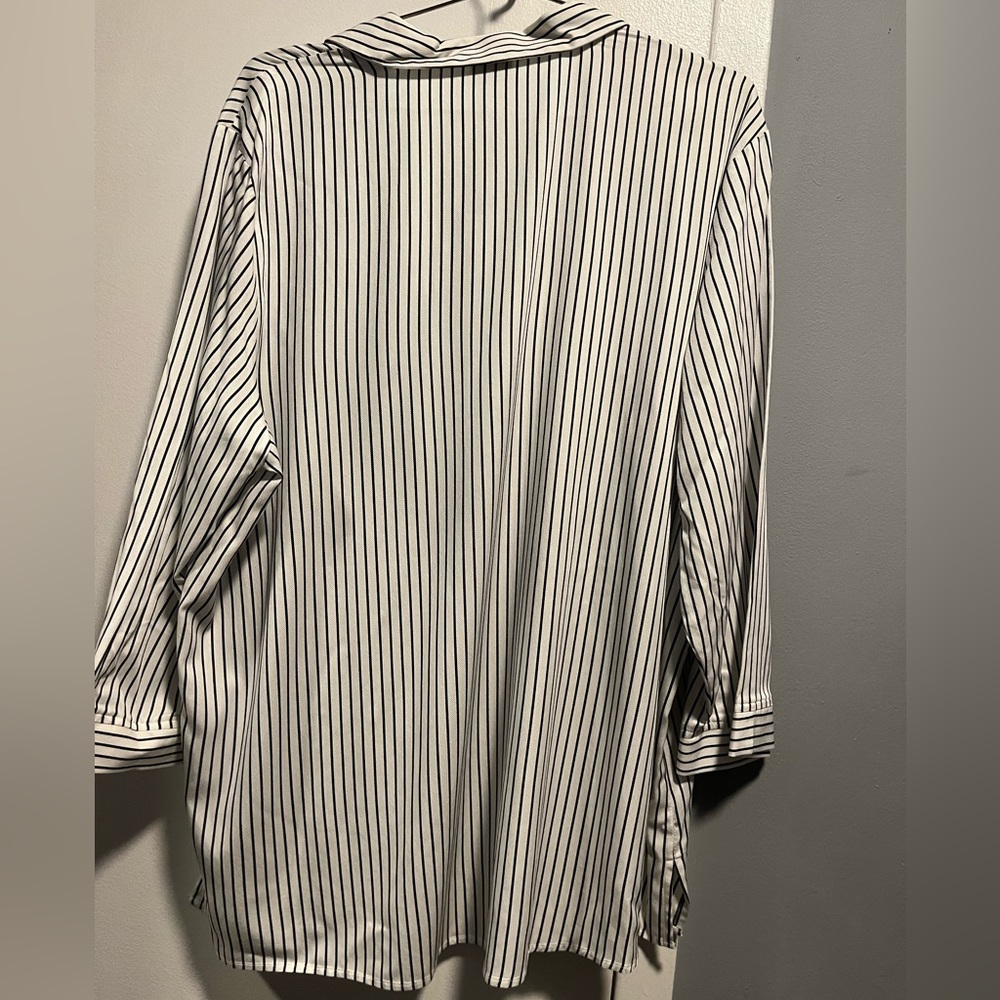 Van heusen. Size: XXL. Color: white with black stripes.
